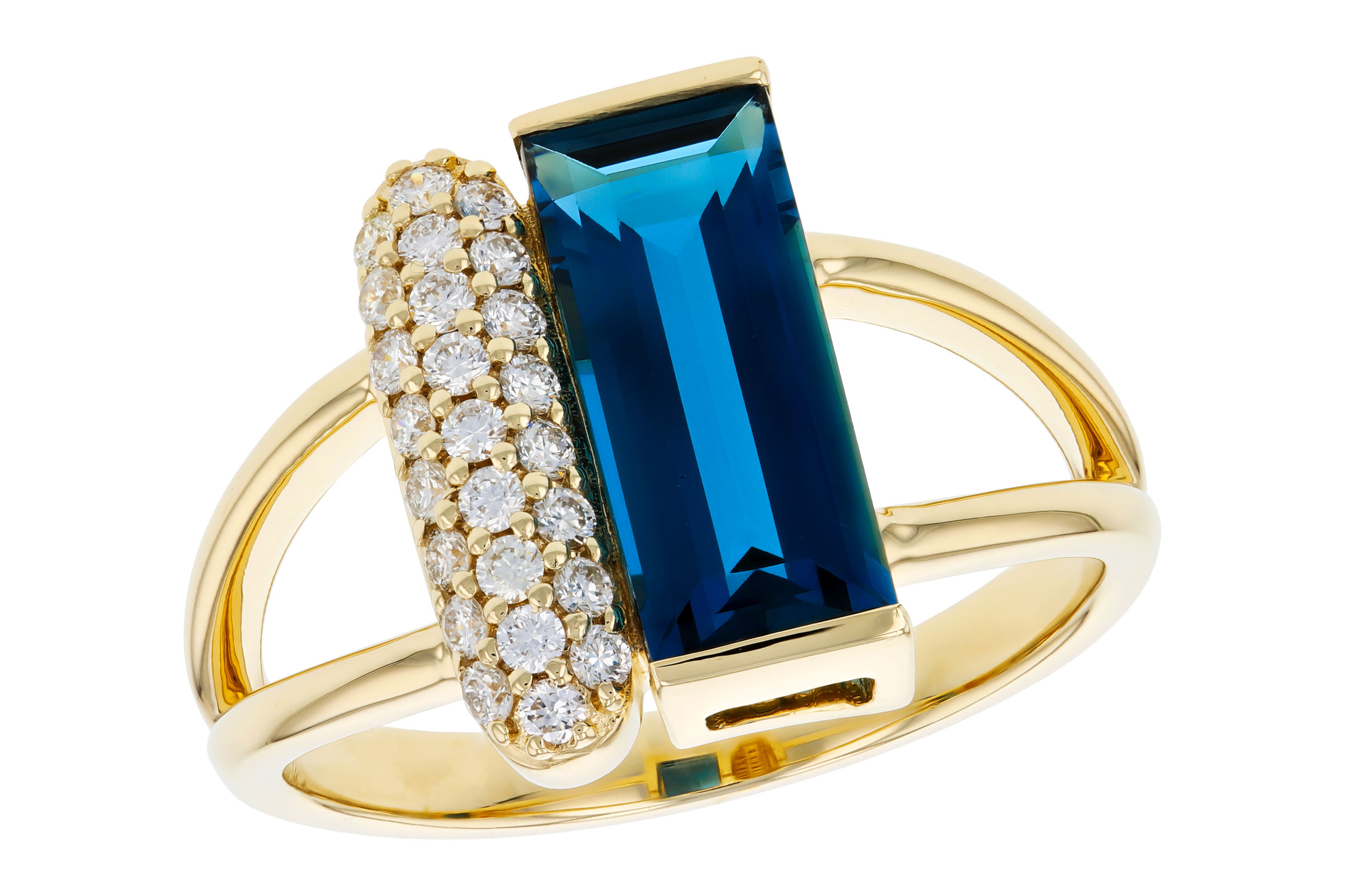 G312-02389: LDS RG 2.67 LONDON BLUE TOPAZ 2.92 TGW (12x5MM BT)